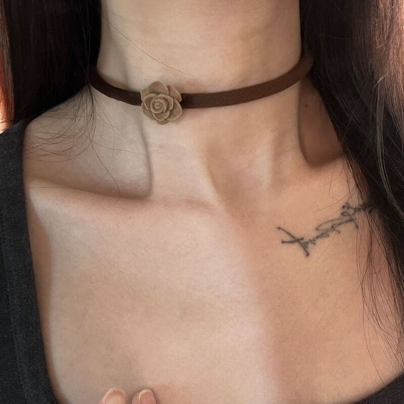 Super Comfortable Autumn and Winter Velvet Rose Simple Necklace Choker Neck Chain Pure Handmade Vintage Necklace Clavicle Chain for Women