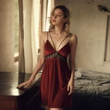 Интересная нижнее белье сексуальное галерея пижама Женская страсть, дразнящая маленькую грудь на секретной кровати, показывающая большой искушение прозрачности