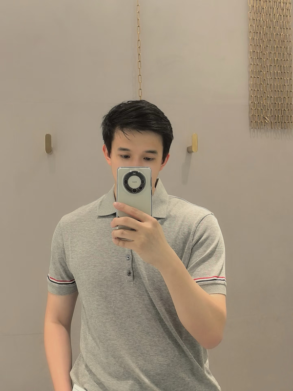 Thom Browne Thom Browne Solid Color Knitted Short-Sleeved T-Shirt with Striped Cuffs Polo Thom Browne Thom Browne Solid Color Knitted Short-Sleeved T-Shirt with Striped Cuffs Polo
