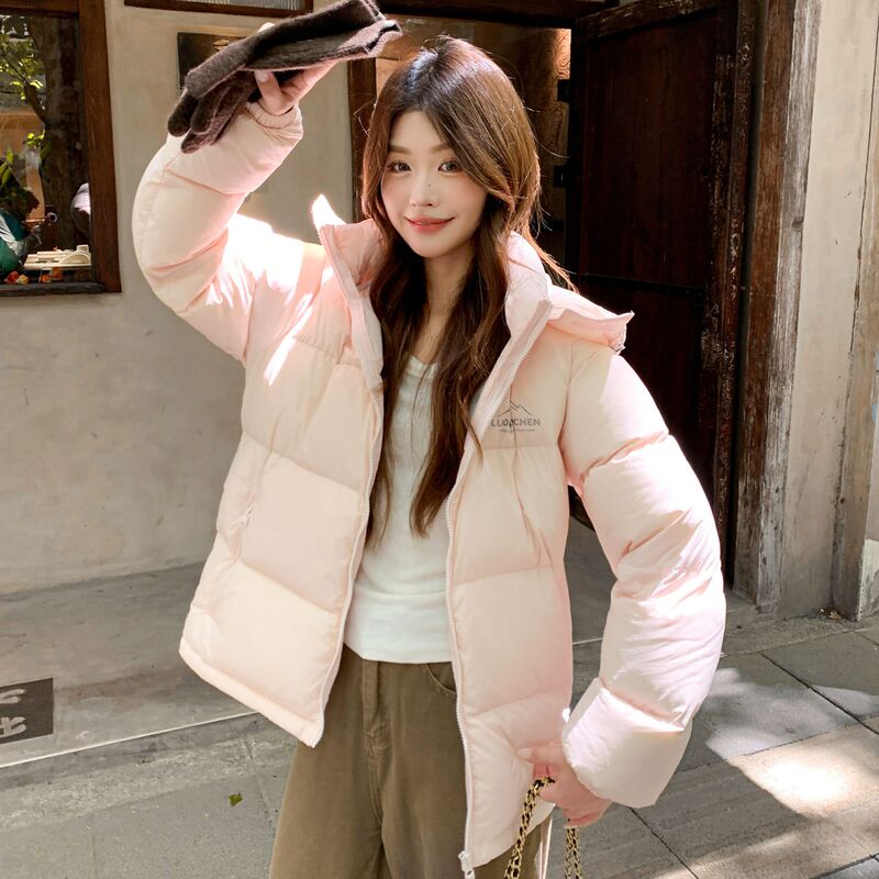 Luofan Chen Short down Jacket for Women, New Winter 2026 Style, Loose Fit, Couple's Thickened Puffer Jacket with Hood for Men Luofan Chen Short down Jacket for Women, New Winter 2026 Style, Loose Fit, Couple's Thickened Puffer Jacket with Hood for Men