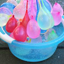 Love Hua hit a target darts water bomb with water to fight water battle to push small number of balloons pouring water balloon water Joy Balloons