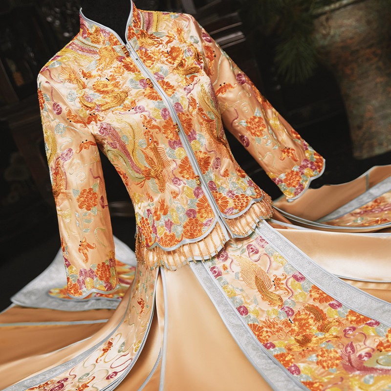 Show Wo 2021 2021 new Chinese style out of the wedding gown comes out of the attic with a dragon and an Fenghung bridal show and a toast to the autumn