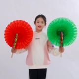 Рука -Обращение разноцветных фанатов танцевальных реквизитов с цветочным мяч