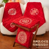 Свадебная свадьба сидит в невесте для благословения, свадебный дом, расположенный на украшении кровати, на украшении кровати, ранние роды благородных детских браков