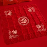 Свадебная свадьба сидит в невесте для благословения, свадебный дом, расположенный на украшении кровати, на украшении кровати, ранние роды благородных детских браков