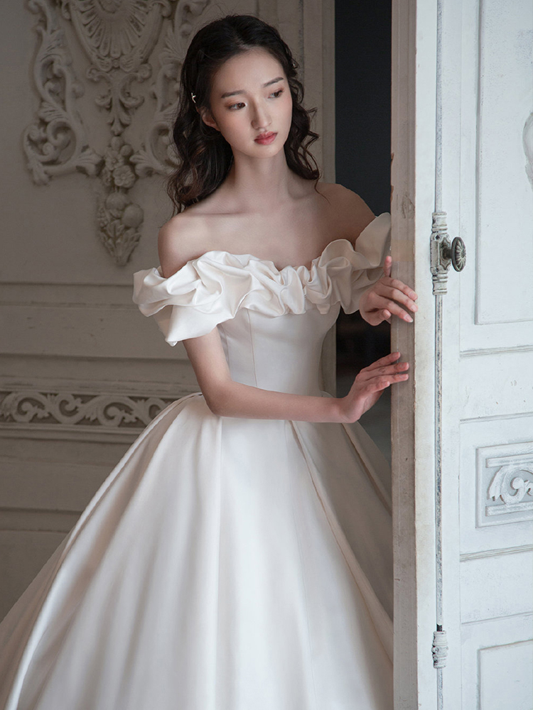 One shoulder satin light wedding dress 2021 new French court style bride main yarn high sense temperament simple tail