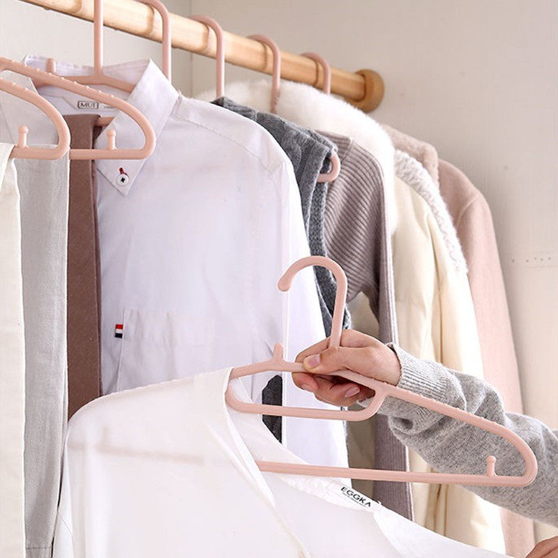 衣服横着挂的图片,衣服挂一排图片,横挂衣服图片_大山谷图库