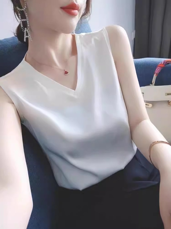 White Silk Camisole for Women, Made of Mulberry Silk Acetate Satin, V-Neck, Sleeveless, Base Layer Top, Suitable for Wearing under a Suit or as a T-Shirt