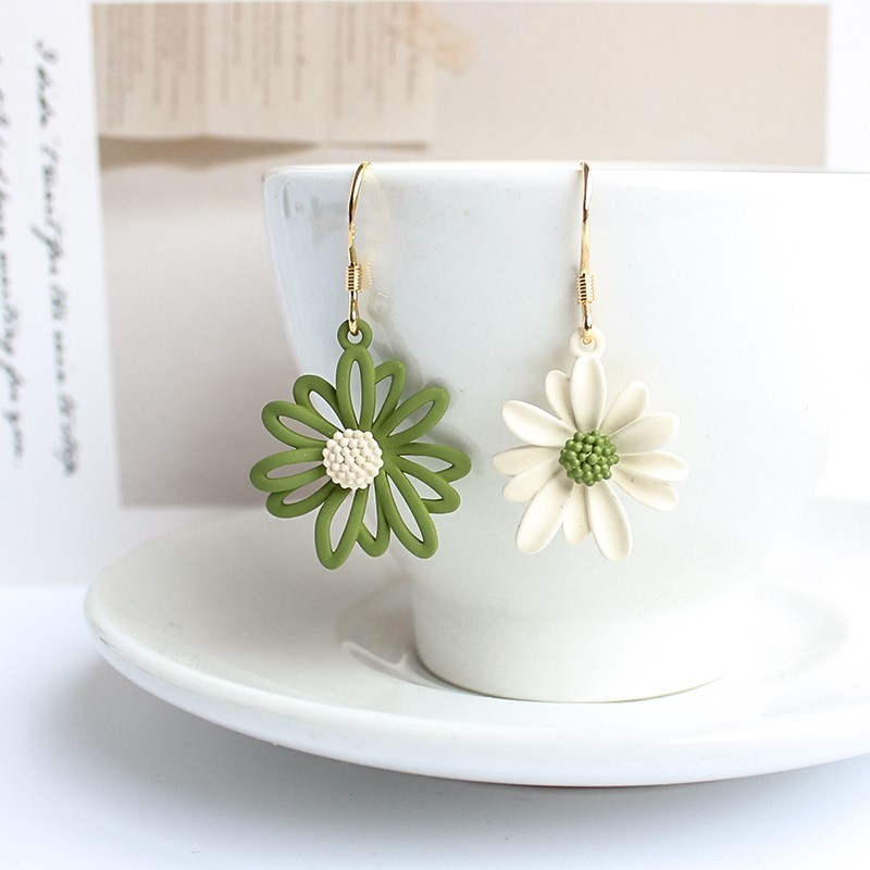 Small freshener asymmetrical daisy Korean system hollowed-out flowers earshot petals New tide Fairy Air Ear Clip