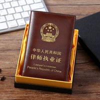 Красновато -коричневое дерево