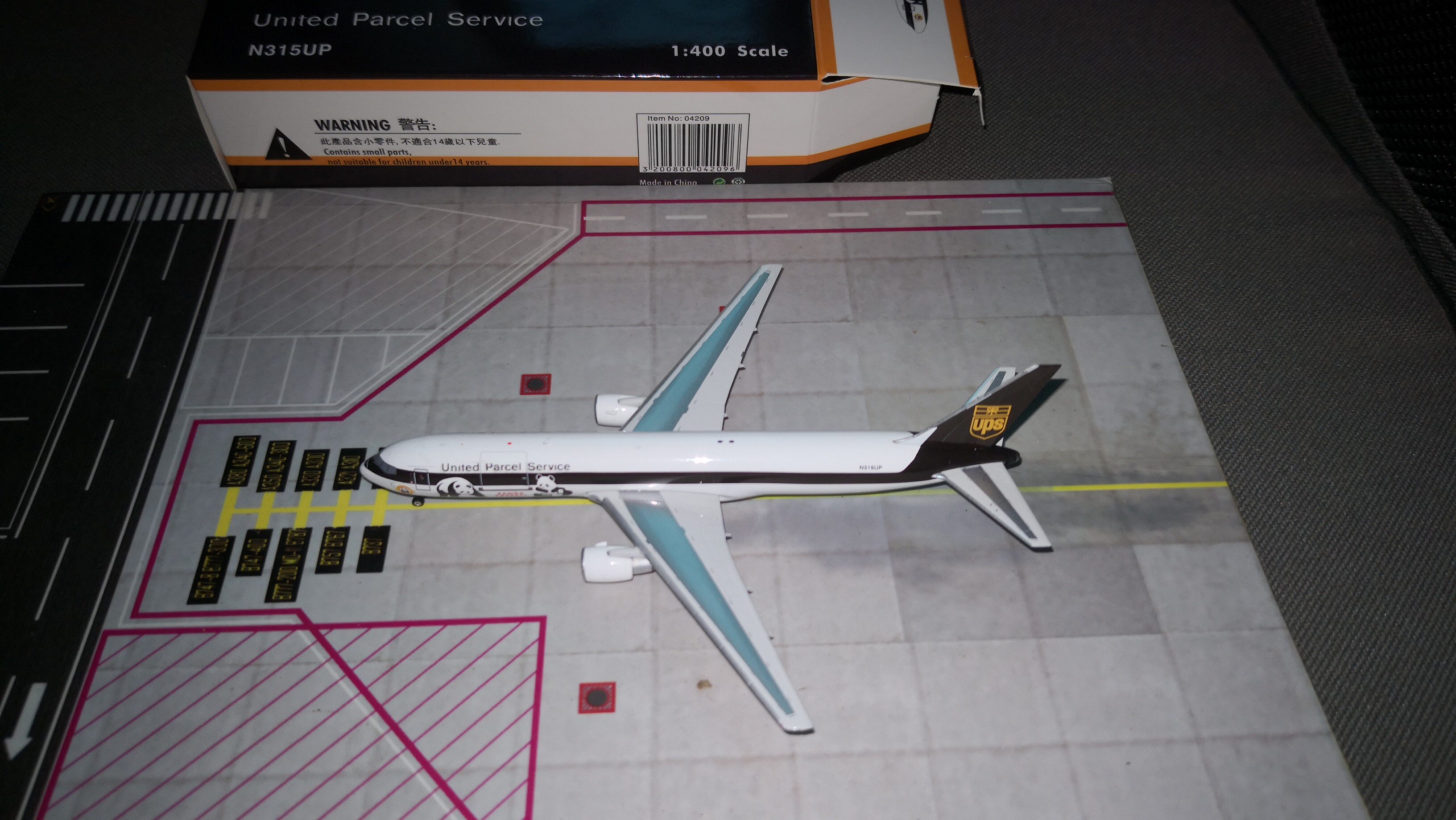 Absolute version of Phoenix joint parcel B767-300 N315UP cargo plane panda 1:400