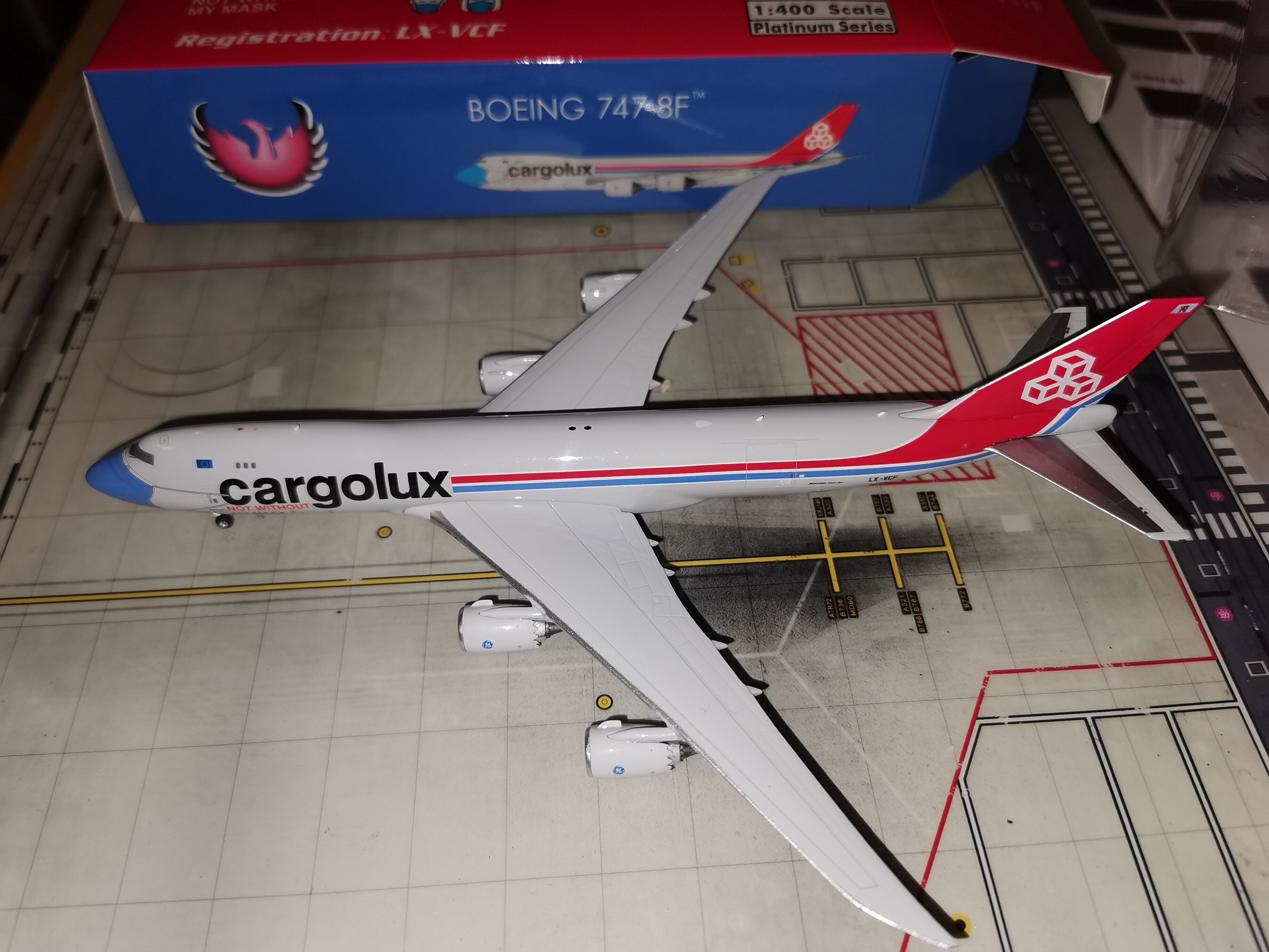 Absolute version Phoenix 11638 Luxembourg Airlines B747-8F Cargo LX-VCF 1:400 masks