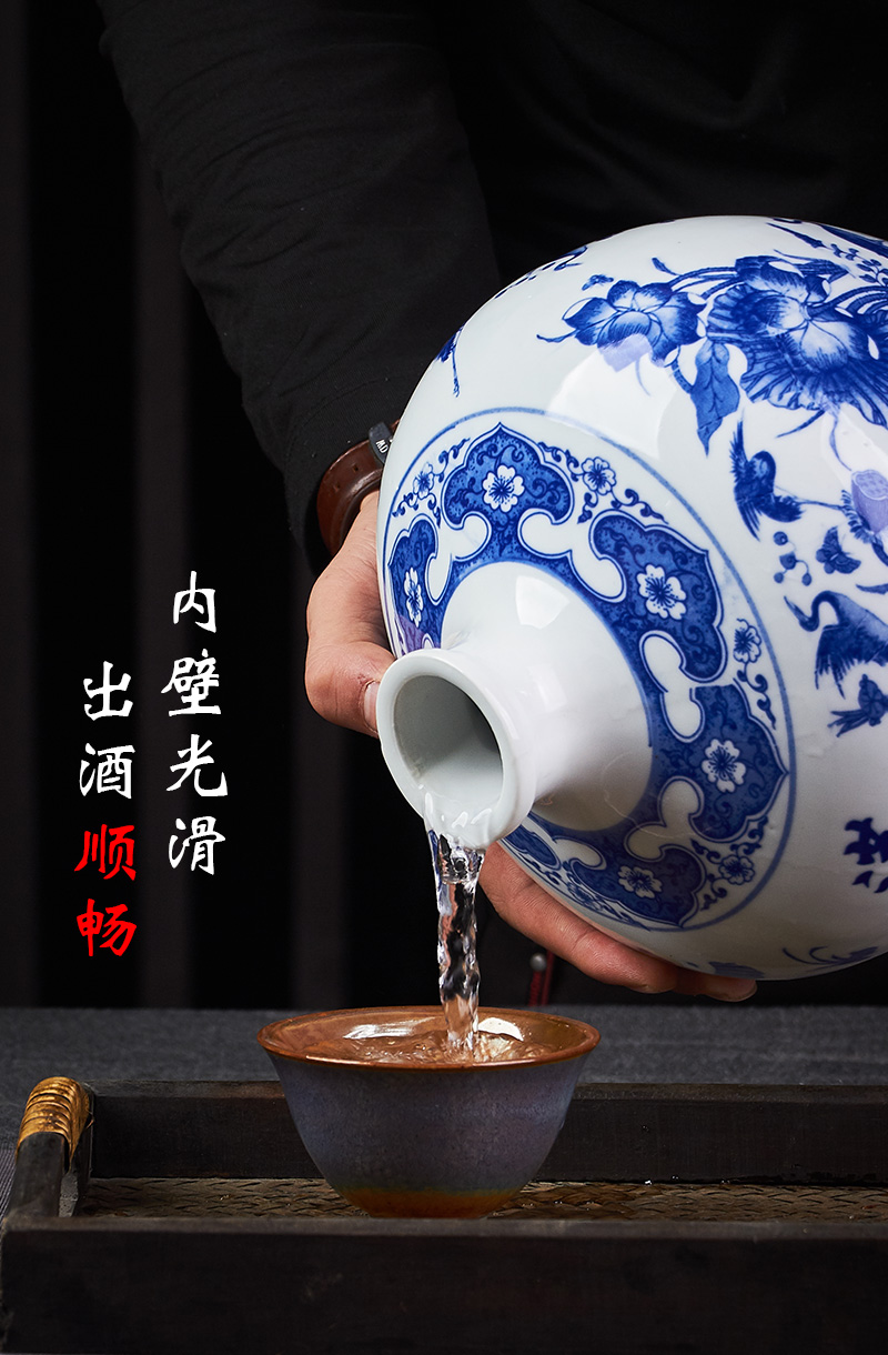 Jingdezhen ceramic bottle is blue and white lotus seed jars 1 catty 5 jins of decoration seal restaurant with hip flask