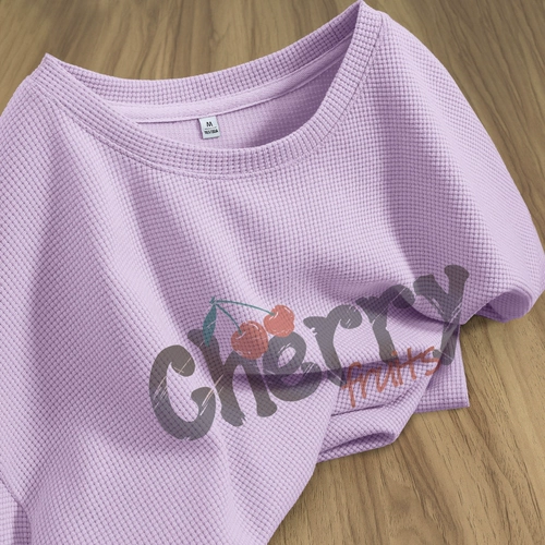 Летняя футболка с коротким рукавом, длинная абрикосовая юбка в складку, средней длины