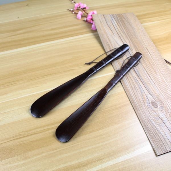 Solid wood shoehorn household long handle elderly pregnant women do not bend over shoehorn shoe wearer wooden shoehorn shoe pump 32-75