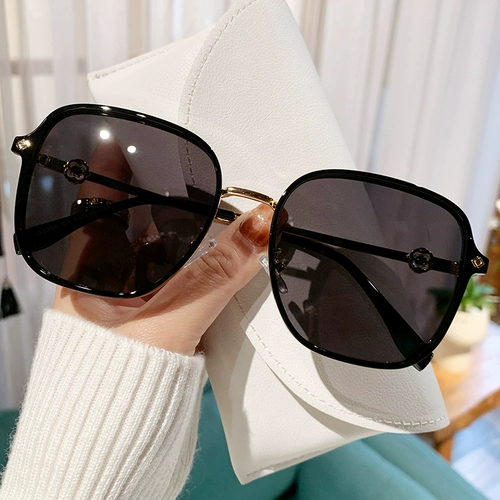 Модные солнцезащитные очки для женщин с высококачественными ультрафиолетовыми лучами и лицом маленького 2024 Нового квадратного круглого лица поляризованные солнцезащитные очки.