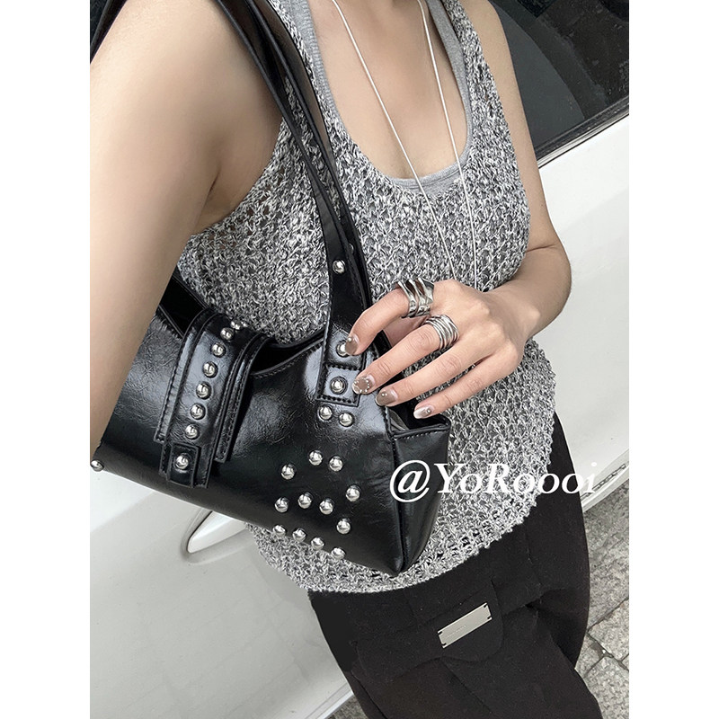 YoRoooi 春夏 パーソナライズ パンク スタッズ付き 光沢ワックス加工 ショルダーバッグ、スタッズ付きショルダーバッグ、多用途ハンドバッグ