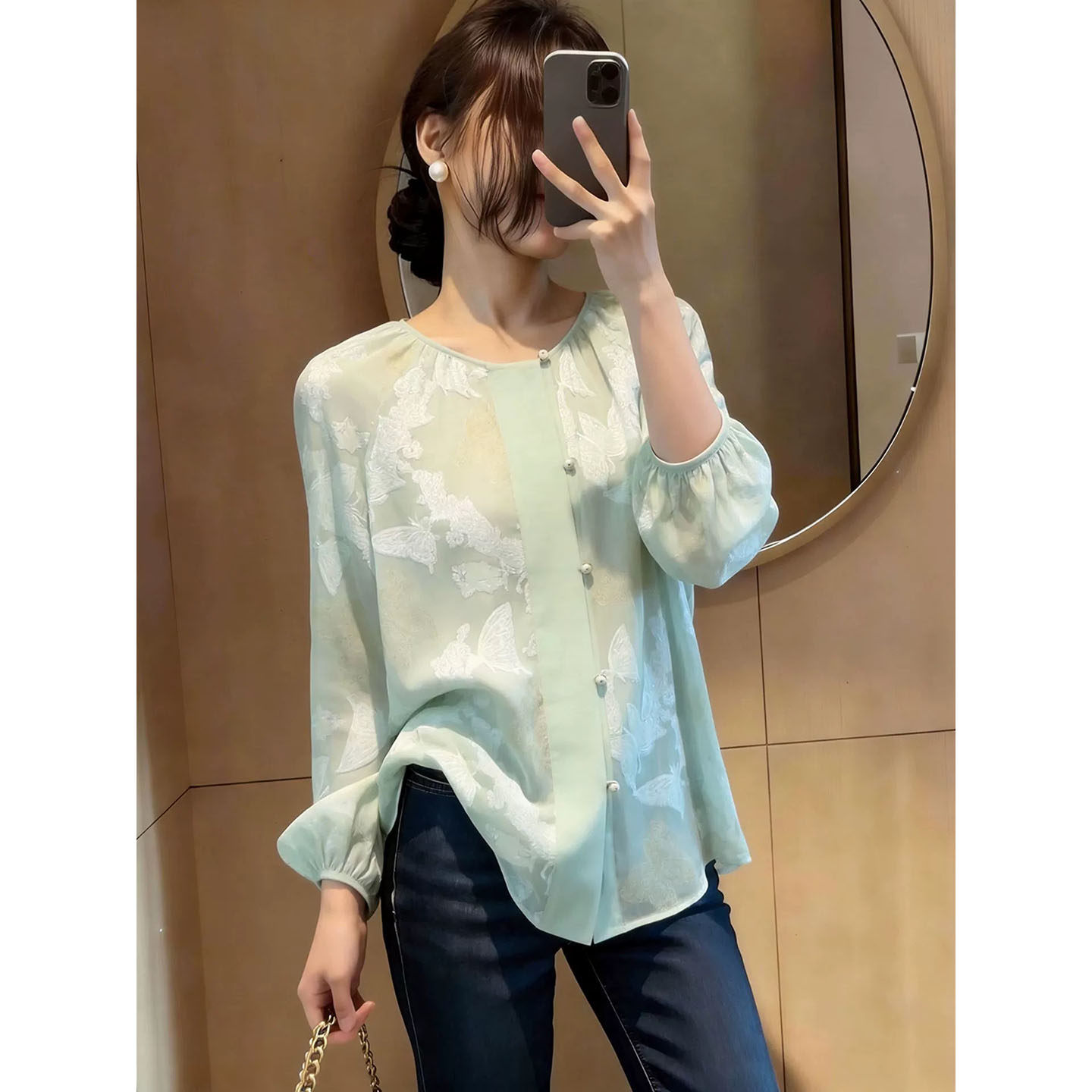 女性向けのユニークで美しいプリントシャツ。2026年春の新作スタイル。高級感のあるゆったりとしたフィット感で、スリムに見せてくれるエレガントなランタンスリーブのトップスです。