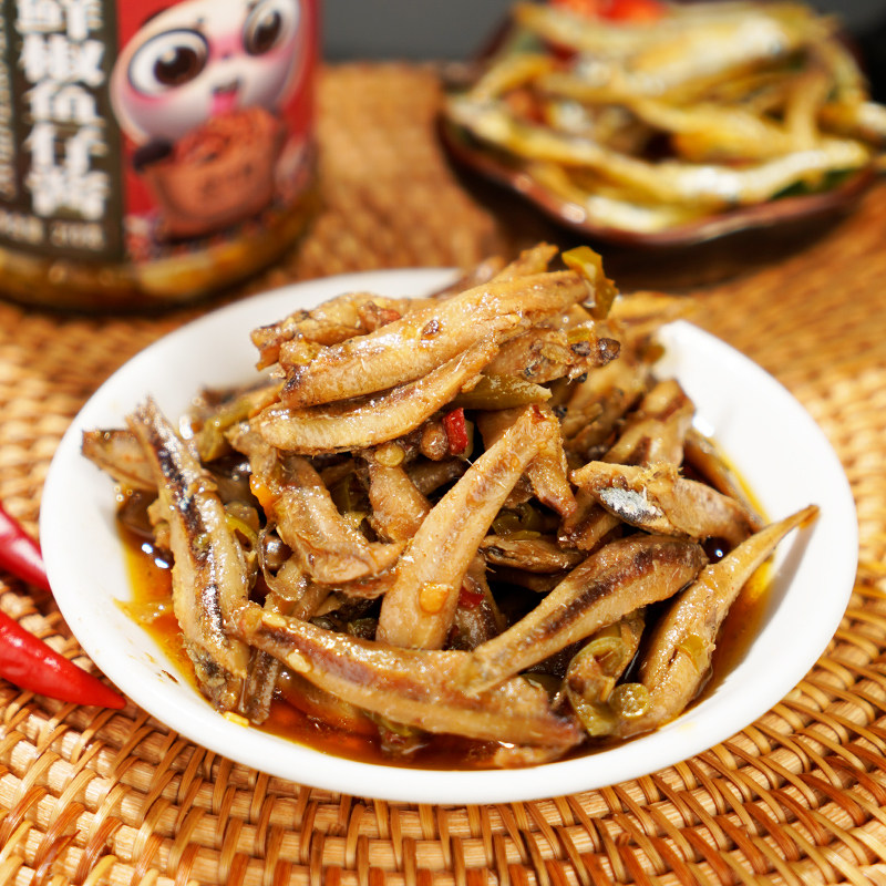Qi Baylor fresh pepper fish sauce ready-to-eat farm specialty small fish dried chili sauce spicy small fish 210g * 2 bottles