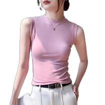 Wear a feminine tight-fitting slim stand-collar sleeveless bottoming shirt under the suit and a red half-high collar bottoming vest.