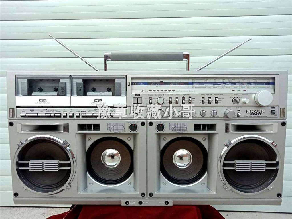 The old - fashioned Sharp GF 777 old - fashioned objects classic antique props are shadowed