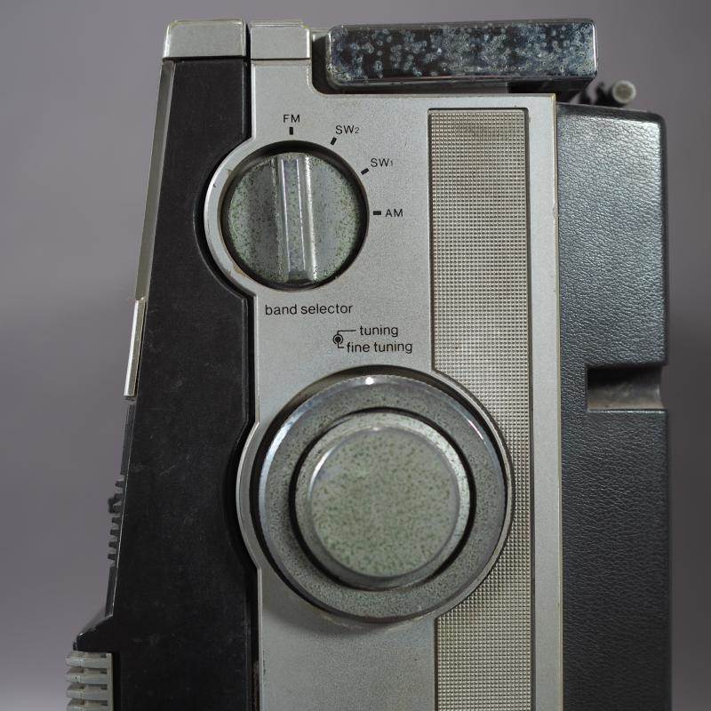 Yao Lan] nostalgic old antique card with objects Sharp audio recording machine GF555 radio All tapes Double S