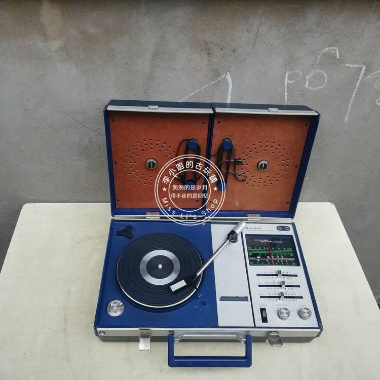 The old Sanyan radio record press can be used for nostalgic bar props