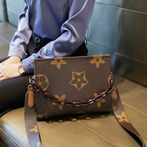 Net Red Packet Girls Bag 2021 New wave texture Senior small crowdsourced designer Single-shoulder printed sloped satchel Summer