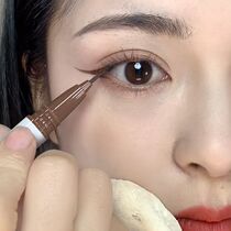 Good news for those with handicapped hands: Ultra-fine needle and fine eyeliner pen ultra-fine waterproof non-smudged new handheld makeup