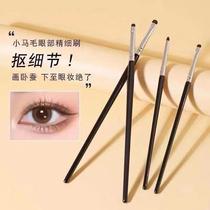 4 eye makeup brushes with fine details on the eye tip a tapered small size to brighten the eye shadow and go down to press the eyeliner to the end of the eye