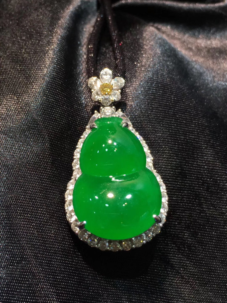 Natural a-cargo Jade Jade Buddha Goddess of Mercy Gourd Green Bean Tree Leaves Landscape Brand Jade Pendant Sun Green