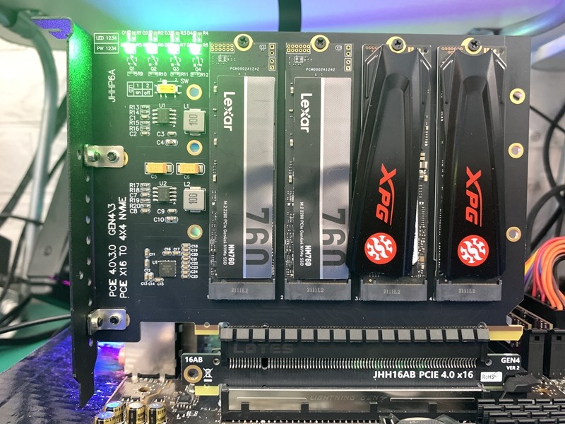 PCIe 4.0 M.2 NVMe 4ベイ スプリットアダプター