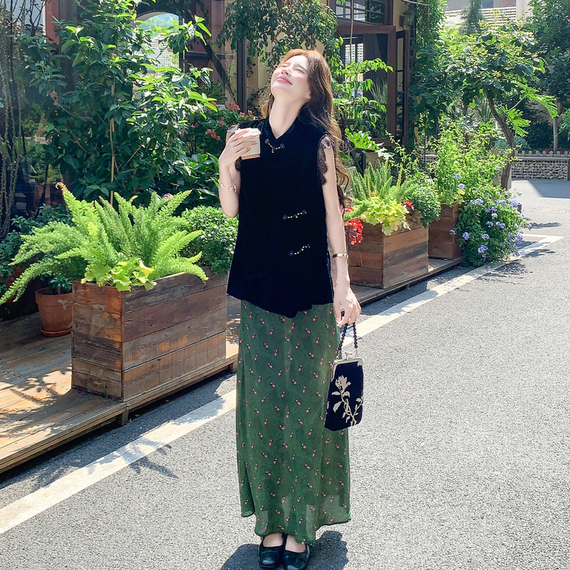 Retro High-End Elegant Suit for Women 2026 Early Summer New Style Lace Velvet Vest Printed Skirt Two-Piece Set