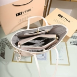 Демисезонная вместительная и большая сумка через плечо для матери