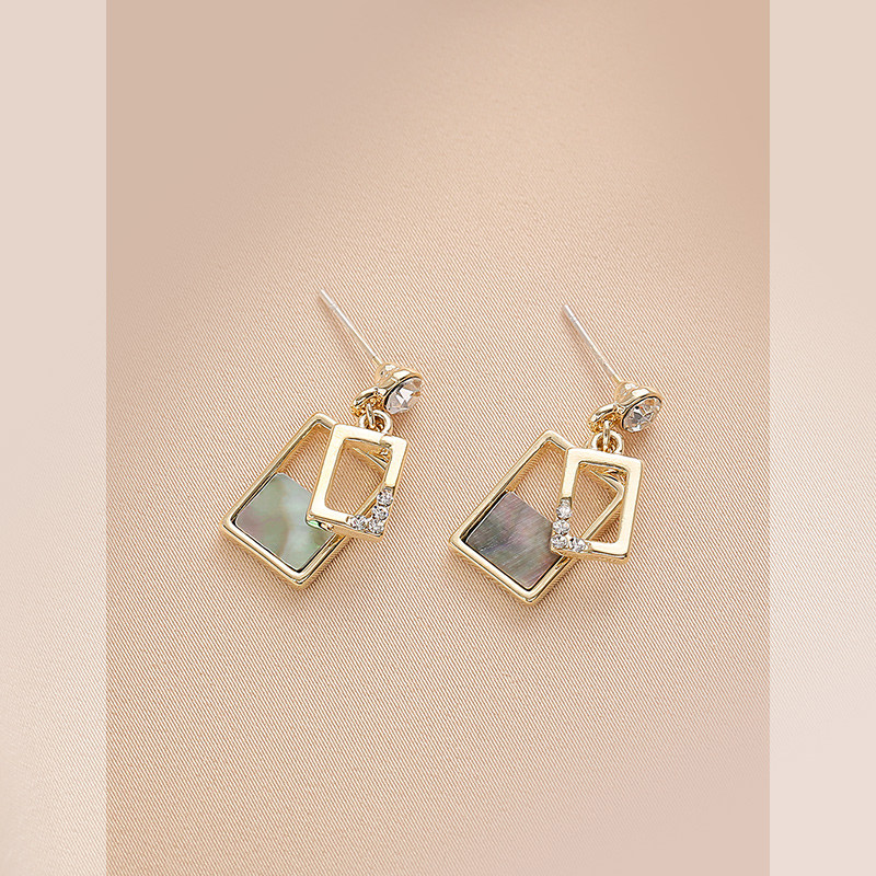 Shell ear needle temperament high sense 2021 new tide summer goddess paragone gold earrings design