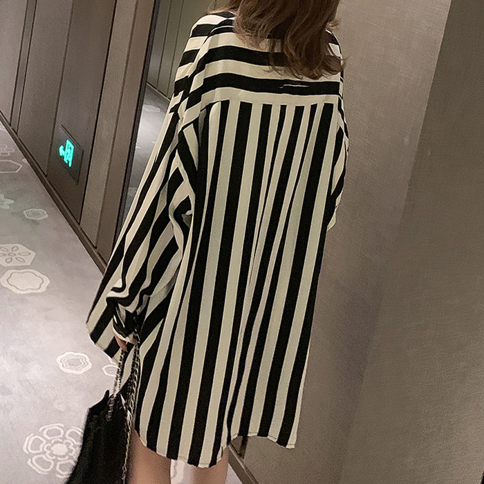 2026 Spring and Autumn Mid-Length Loose Sun Protection Top for Women, Long-Sleeved Versatile Black and White Striped Shirt, Thin Cardigan