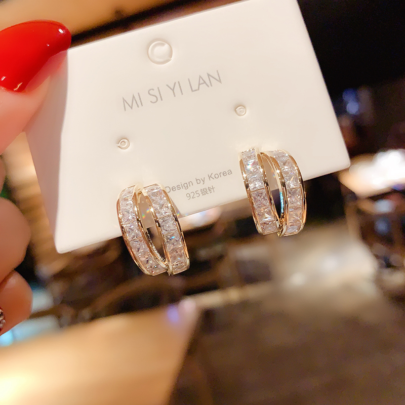 Korean Temperament Net Red Small Earrings Fashion Personality 100 Hitch Silver Needle Ear Needle Female East Gate Small Crowd Design Feel Earrings