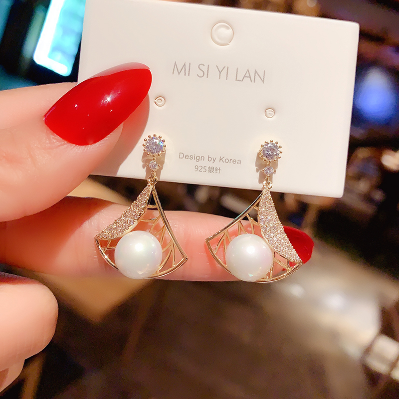 Korean design fan-shaped pearl earrings temperament net red high-end ear needle 925 silver needle earrings personality ear clip