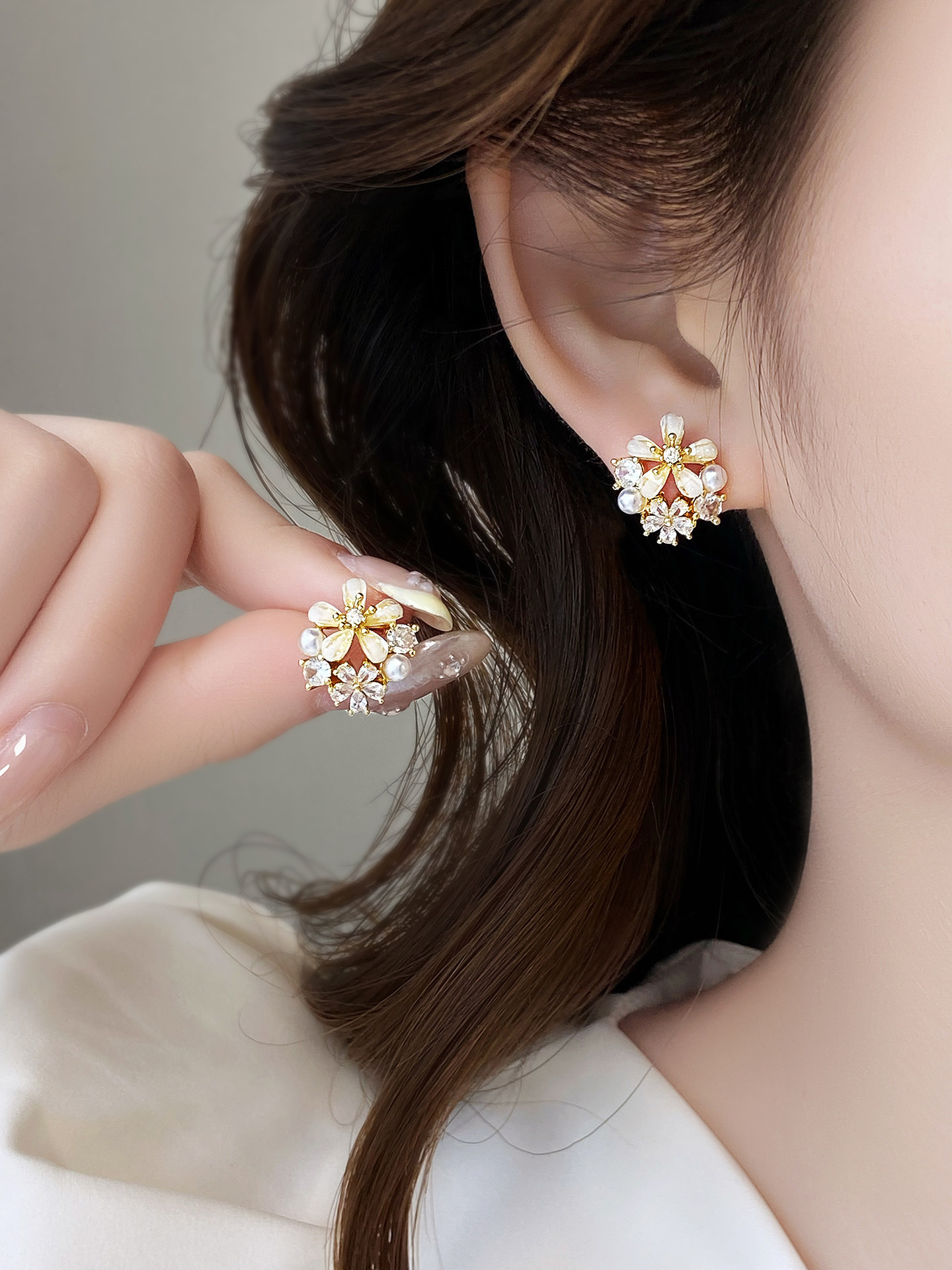 Fresh and Simple Flower Earrings 2026 New Popular Style, High-End, Popular, Feminine, Suitable for Round Faces, Women's Earrings