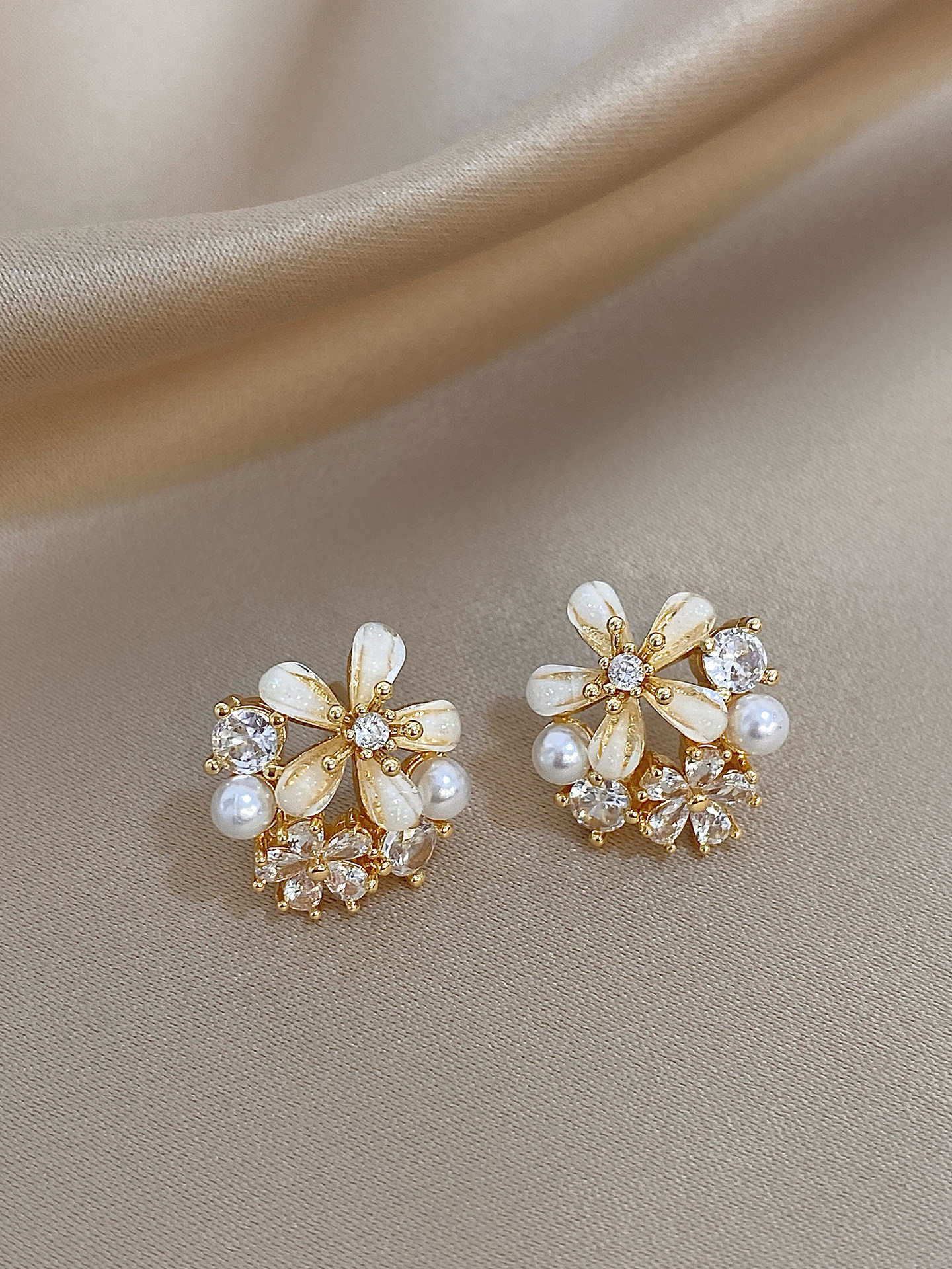 Fresh and Simple Flower Earrings 2026 New Popular Style, High-End, Popular, Feminine, Suitable for Round Faces, Women's Earrings