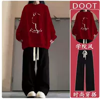 Красная толстовка, черные осенние штаны