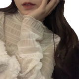 В торговом центре у прилавка изъяли оставшуюся женскую одежду с одним хвостом, кружевные рубашки и топы с сетчатым низом от известных международных брендов.