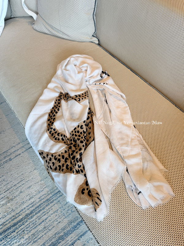 Nogiunit/Leopard Print Shawl Revealed! Old Money Style Scarf with a High-End Leopard Print Silk Scarf