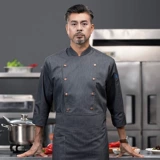 Шеф -повара рабочей одежды летом, высокий шеф -повар с коротки