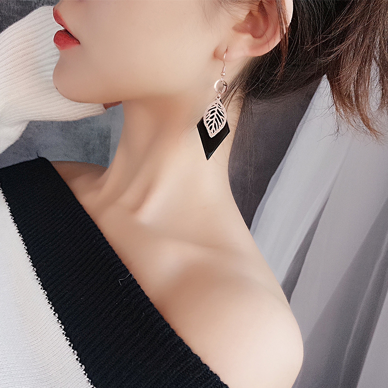 Senior design sense temperament earrings women 2021 new fashion long version drop earrings atmospheric net red round face thin earrings