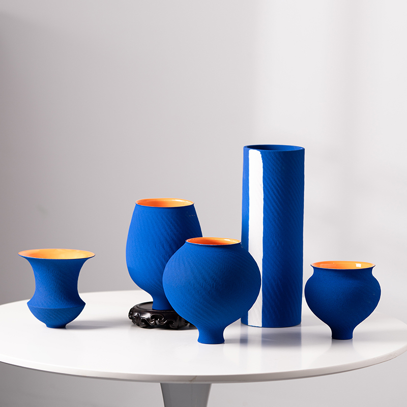 Deng Dandan Klein Blue Vase Flower Arrangement Vase Handmade Ceramic Creative Decoration for Guesthouses and Hotels Deng Dandan Klein Blue Vase Flower Arrangement Vase Handmade Ceramic Creative Decoration for Guesthouses and Hotels