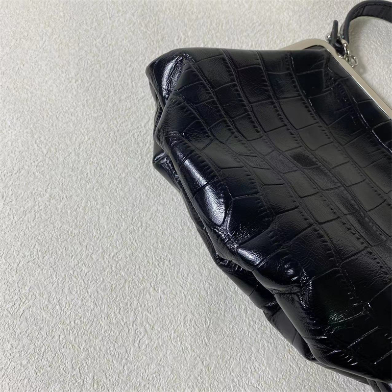 2025 New Fashion Casual Clip Bag Retro Small Capacity Single Shoulder Crossbody Bag Hand-Held Fashion Bag Women's Bag