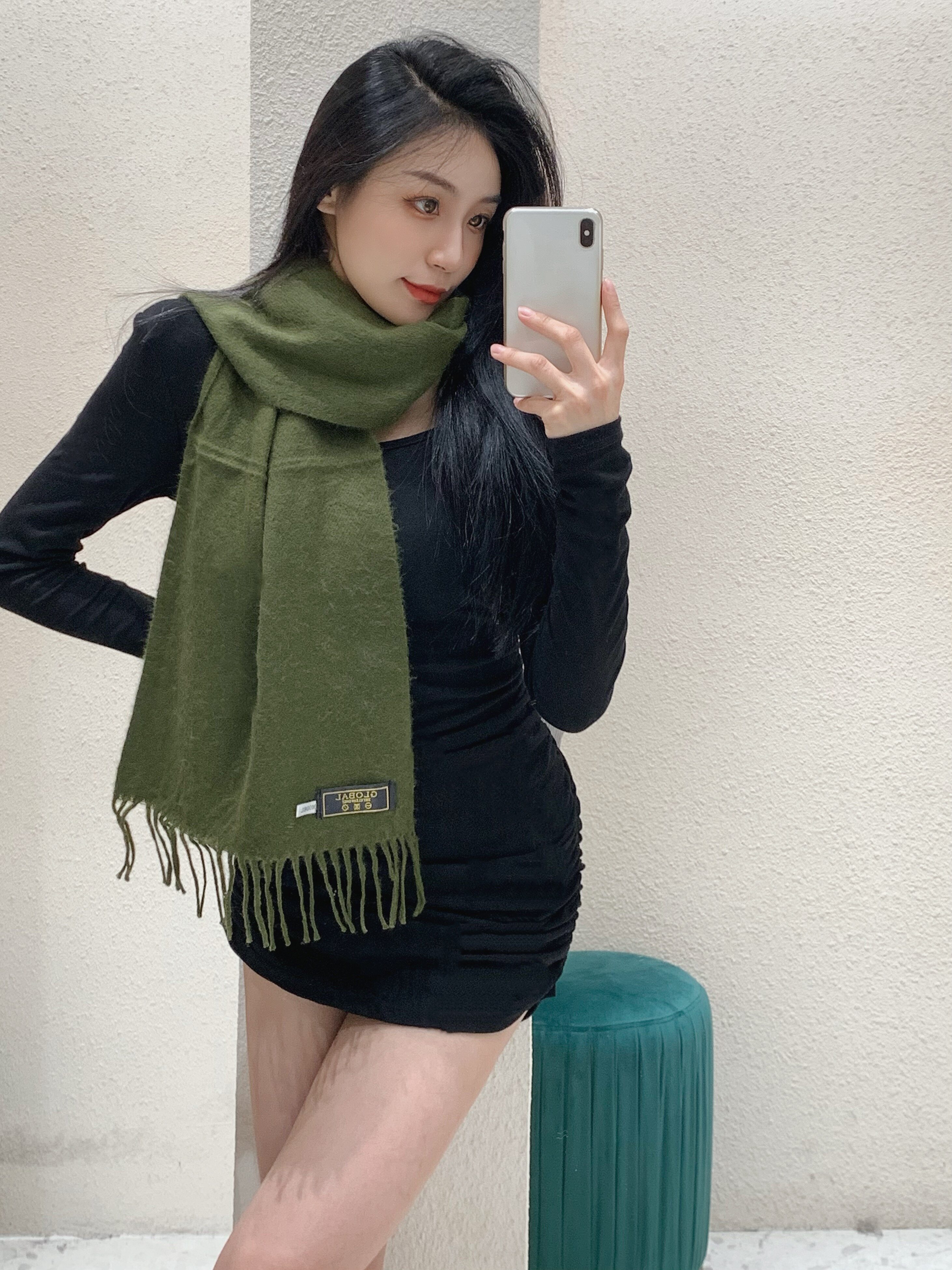 A model with the same scarf for 77 yuan