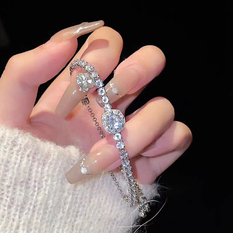 Titanium Steel Non-Fading Exquisite Ultra-Shiny Full Diamond Zircon Bracelet, Light Luxury Niche High-End Bracelet with a Personalized Simple Pull-Out Design Titanium Steel Non-Fading Exquisite Ultra-Shiny Full Diamond Zircon Bracelet, Light Luxury Niche High-End Bracelet with a Personalized Simple Pull-Out Design