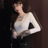 Небольшой дизайнерский приталенный лонгслив, приятная телу футболка, осенний, в обтяжку, тренд сезона, V-образный вырез